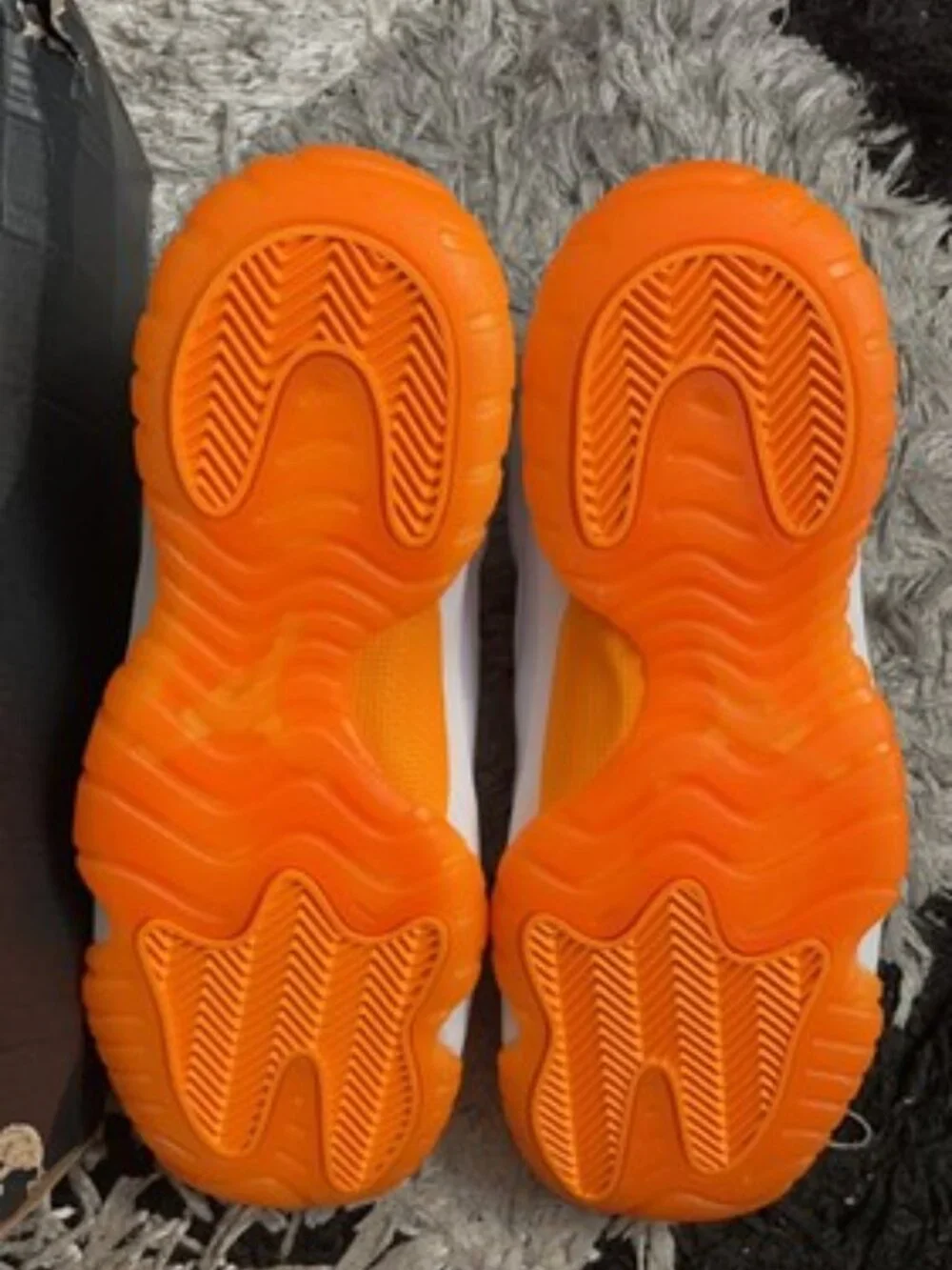 Air Jordan 11 Low Citrus GG 580521-139 Sz 7.5Y